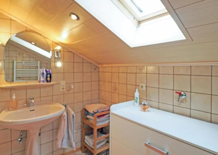 2 Bedroom Cozy In דירה Karlshausen